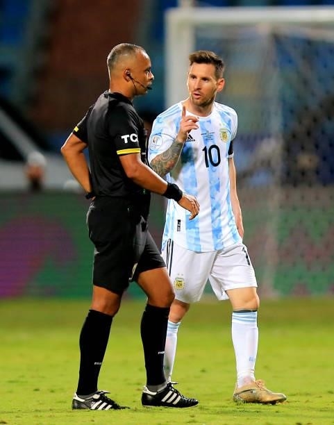 Lionel Messi of Argentina argues with Referee Wilton Sampaio , during the Quarterfinal match between Argentina and Ecuador as part of Conmebol Copa...