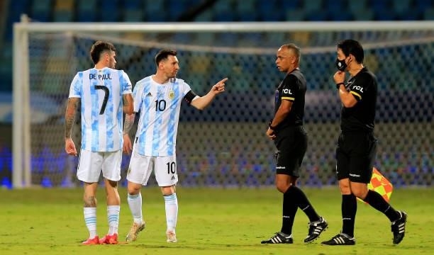 Lionel Messi and Rodrigo De Paul of Argentina argue with Referee Wilton Sampaio, during the Quarterfinal match between Argentina and Ecuador as part...