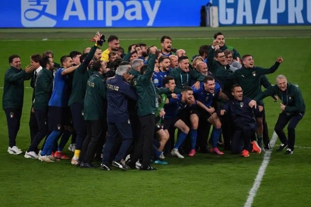 Italian playser pose photo after the win at penalty shoot out with Spain during the UEFA Euro 2020 Championship Semi-final match between Italy and...