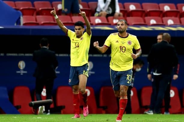 Luis Diaz of Colombia celebrates with his team mates Edwin Cardona after scores his goal during the Conmebol Copa America Brazil 2021semi-final...