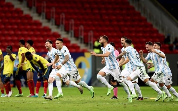 Lionel Messi ,Lautaro Martinez and German Pezzella of Argentina celebrate with teammates winning a Penalty Shootout ,after the Semifinal match...