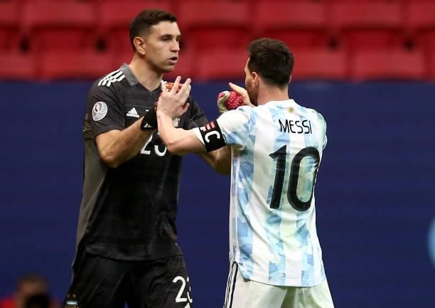 Emiliano Martinez and Lionel Messi of Argentina during a Penalty Shootout ,in the Semifinal match between Argentina and Colombia as part of Conmebol...