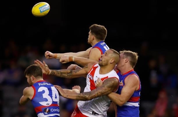 Bailey Williams of the Bulldogs, Lance Franklin of the Swans, Taylor Duryea of the Bulldogs and Alex Keath of the Bulldogs compete for the ball...