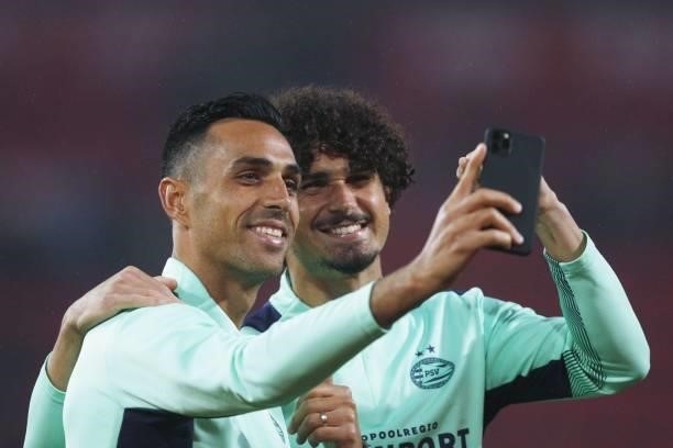 Eran Zahavi of PSV Eindhoven, Andre Ramalho of PSV Eindhoven take a selfie during the friendly match between PSV Eindhoven and PAOK FC at Phillips...