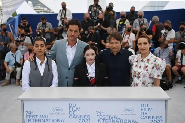 Actress Brittney Rodriguez, Us actor Simon Rex, Us actress Suzanna Son, Us director Sean Baker and Us actress Bree Elrod pose during a photocall for...