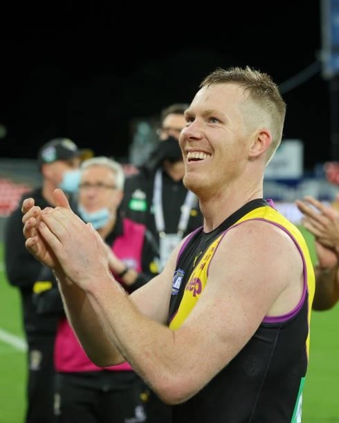 Jack Riewoldt acknowledges the crowd after the 2021 AFL Round 18 match between the Richmond Tigers and the Brisbane Lions at Metricon Stadium on July...