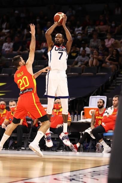 Kevin Durant of the USA Men's National Team shoots the ball against the Spain Men's National Team on July 18, 2021 at Michelob ULTRA Arena in Las...