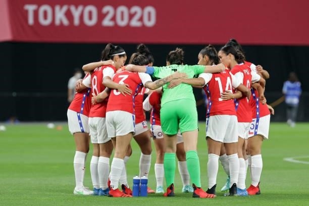 Chile's players gather on the pitch before the Tokyo 2020 Olympic Games women's group E first round football match between Great Britain and Chile at...