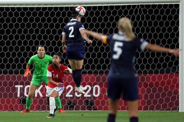Britain's defender Lucy Bronze heads the ball in front of Chile's goalkeeper Christiane Endler and Chile's defender Daniela Pardo during the Tokyo...