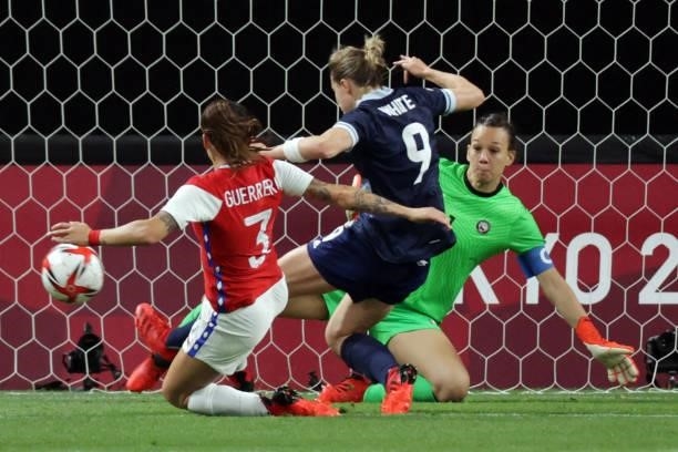 Britain's forward Ellen White vies with Chile's defender Carla Guerrero in front of Chile's goalkeeper Christiane Endler during the Tokyo 2020...