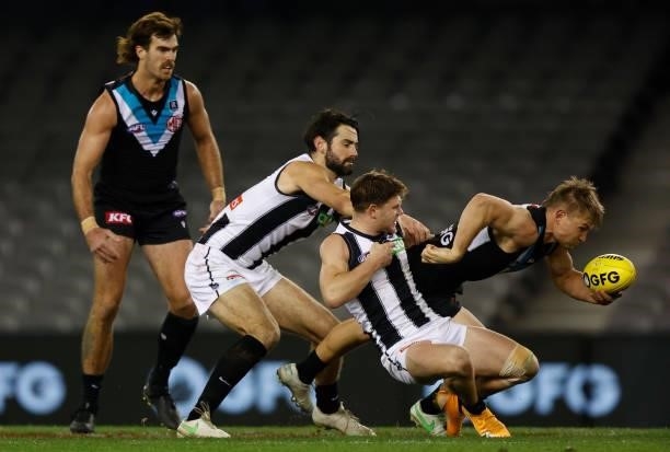 Scott Lycett of the Power, Brodie Grundy of the Magpies, Taylor Adams of the Magpies and Ollie Wines of the Power compete for the ball during the...