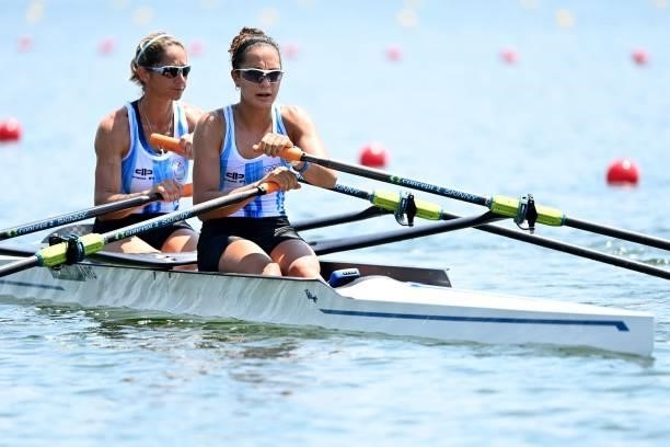 Argentina's Milka Kraljev and Argentina's Evelyn Maricel Silvestro compete in the lightweight women's double sculls heats during the Tokyo 2020...