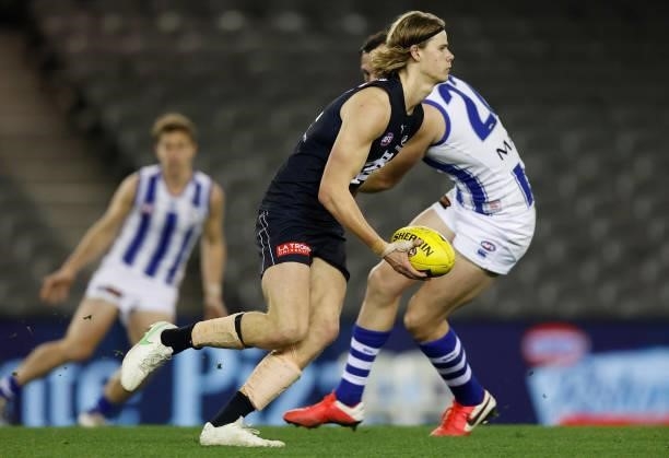 Tom De Koning of the Blues in action during the 2021 AFL Round 19 match between the Carlton Blues and the North Melbourne Kangaroos at Marvel Stadium...