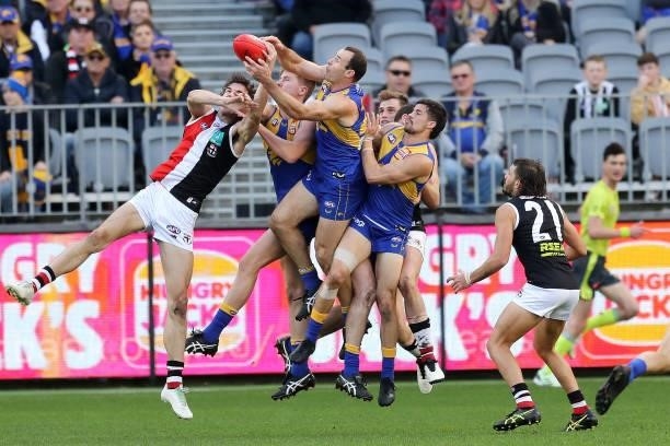 Shannon Hurn of the Eagles takes a pack mark during the 2021 AFL Round 19 match between the West Coast Eagles and the St Kilda Saints at Optus...