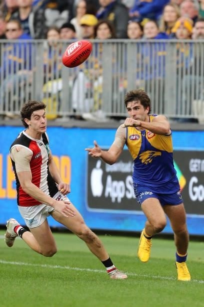 Andrew Gaff of the Eagles handpasses the ball during the 2021 AFL Round 19 match between the West Coast Eagles and the St Kilda Saints at Optus...