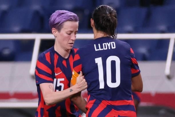 S forward Megan Rapinoe gives the captain armband to USA's forward Carli Lloyd during the Tokyo 2020 Olympic Games women's group G first round...