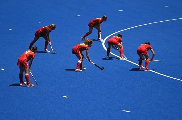 Players of Spain stand during a penalty corner during the women's pool B match of the Tokyo 2020 Olympic Games field hockey competition against...
