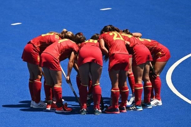Players of Spain gather before their women's pool B match of the Tokyo 2020 Olympic Games field hockey competition against Australia, at the Oi...