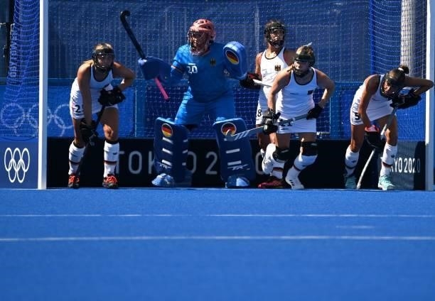 Germany's goalkeeper Julia Sonntag and teammates defend their goal during a penalty corner in favour of Britain during the women's pool A match of...