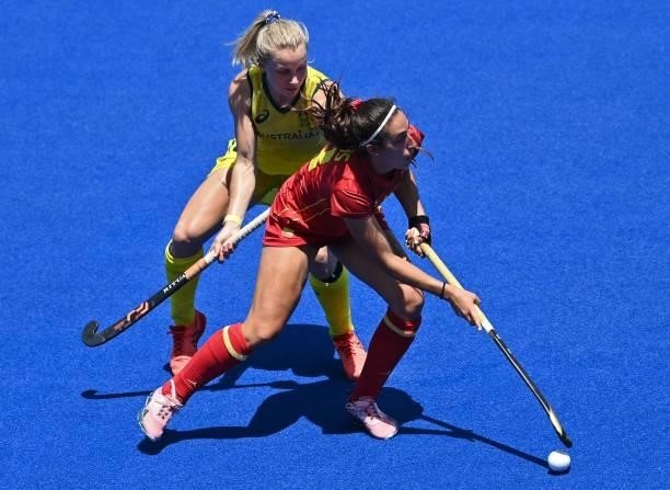 Spain's Julia Pons is challenged by Australia's Stephanie Anna Kershaw during their women's pool B match of the Tokyo 2020 Olympic Games field hockey...