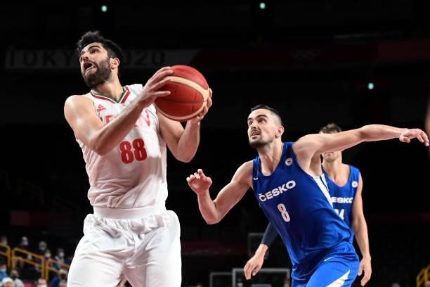 Iran's Behnam Yakhchalidehkordi dribbles the ball past Czech Republic's Tomas Satoransky in the men's preliminary round group A basketball match...