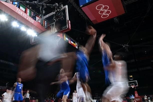 Czech Republic's players and Iranian players fight for the rebound in the men's preliminary round group A basketball match between Iran and Czech...