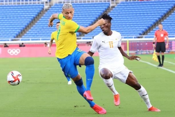 Brazil's forward Richarlison fights for the ball with Ivory Coast's defender Zie Ouattara during the Tokyo 2020 Olympic Games men's group D first...