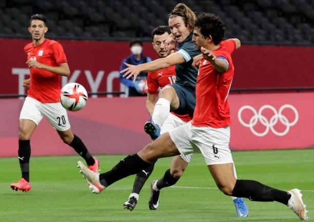 Argentina's forward Pedro De La Vega shoots among Egypt's defender Mahmoud El Wench and defender Ahmed Hegazi during the Tokyo 2020 Olympic Games...