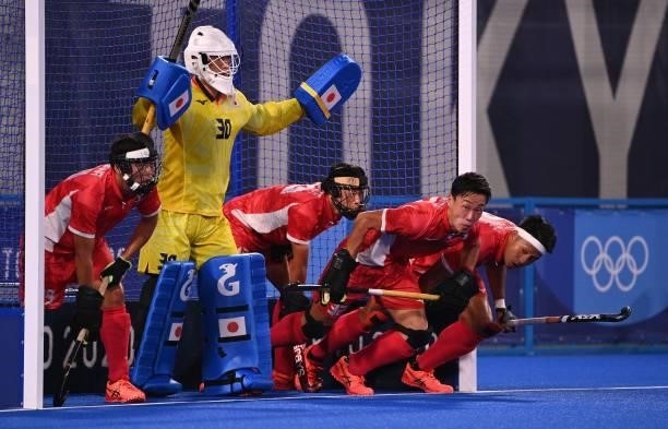 Japan's goalkeeper Takashi Yoshikawa and teammates defend a penalty corner in favour of Argentina during their men's pool A match of the Tokyo 2020...