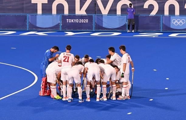 Players of Spain gather before their men's pool A match of the Tokyo 2020 Olympic Games field hockey competition against New Zealand, at the Oi...