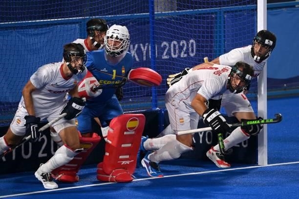 Spain's goalkeeper Francisco Cortes and teammates defend a penalty corner in favour of New Zealand during their men's pool A match of the Tokyo 2020...