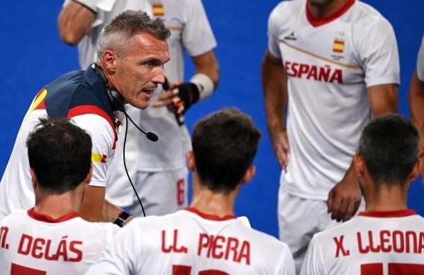 Spain's French head coach Frederic Soyez speaks to the players between quarters of their men's pool A match of the Tokyo 2020 Olympic Games field...