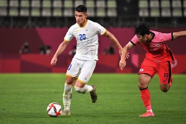 Romania's midfielder Alexandru Dobre vies with South Korea's forward Song Min-kyu during the Tokyo 2020 Olympic Games men's group B first round...