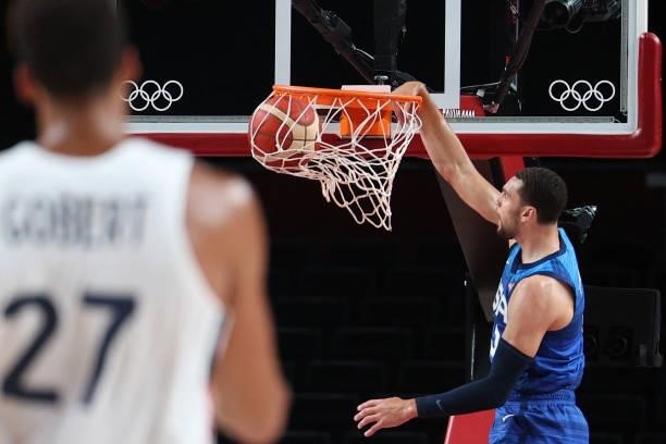 S Zachary Lavine scores a basket in the men's preliminary round group A basketball match between France and USA during the Tokyo 2020 Olympic Games...
