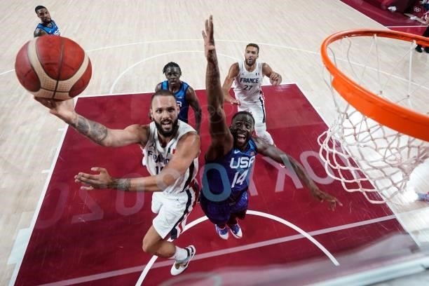 France's Evan Fournier goes for the basket past USA's Draymond Jamal Green during the men's preliminary round group A basketball match between France...