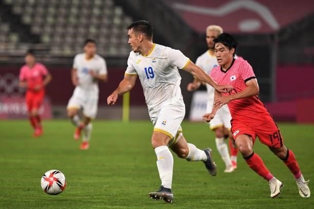 Romania's forward Andrei Sintean views with South Korea's defender Kang Yoon-seong during the Tokyo 2020 Olympic Games men's group B first round...