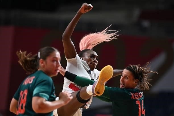 France's left back Kalidiatou Niakate is challenged by Hungary's pivot Anett Kisfaludy as she shoots during the women's preliminary round group B...