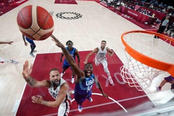 France's Evan Fournier goes for the basket past USA's Zachary Lavine Draymond Jamal Green during the men's preliminary round group A basketball match...