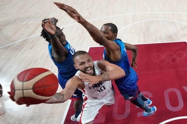 France's Evan Fournier goes for the basket past USA's Kevin Wayne Durant during the men's preliminary round group A basketball match between France...