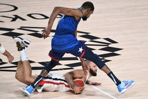 France's Evan Fournier and USA's Kevin Wayne Durant fight for the ball during the men's preliminary round group A basketball match between France and...