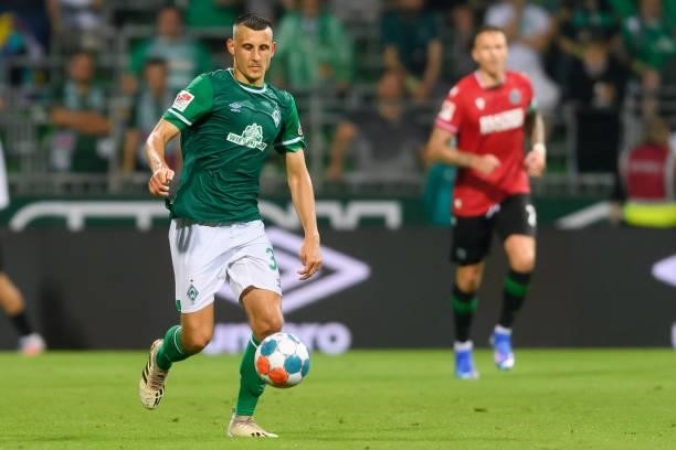 Maximilian Eggestein of SV Werder Bremen controls the ball during the Second Bundesliga match between SV Werder Bremen and Hannover 96 at Wohninvest...
