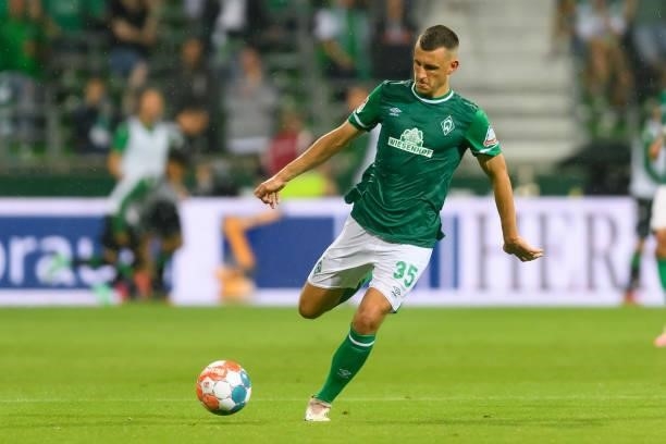 Maximilian Eggestein of SV Werder Bremen controls the ball during the Second Bundesliga match between SV Werder Bremen and Hannover 96 at Wohninvest...