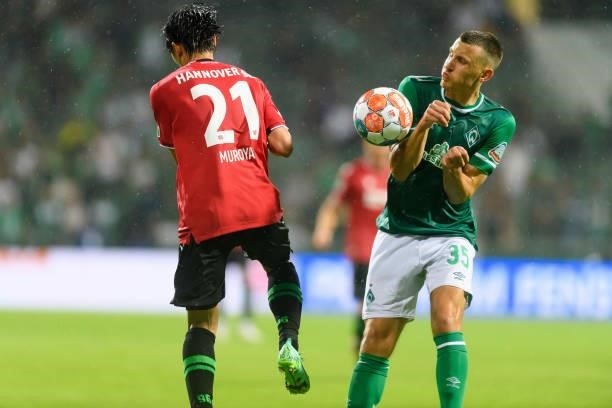Sei Muroya of Hannover 96 and Maximilian Eggestein of SV Werder Bremen battle for the ball during the Second Bundesliga match between SV Werder...