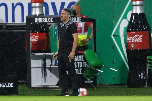 Head coach Jan Zimmermann of Hannover 96 looks on during the Second Bundesliga match between SV Werder Bremen and Hannover 96 at Wohninvest...