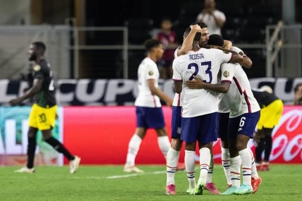S Kellyn Acosta celebrates with teammates after beating Jamaica 1-0 following the Concacaf Gold Cup quarterfinal football match between USA and...