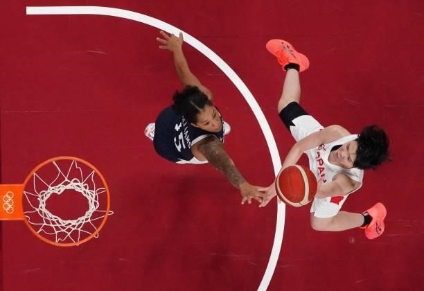 Japan's Himawari Akaho goes to the basket past France's Gabrielle Williams in the women's preliminary round group B basketball match between France...