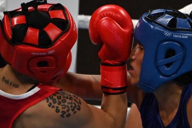 Italy's Rebecca Nicoli Mexico's Esmeralda Falcon Reyes fight during their women's light preliminaries boxing match during the Tokyo 2020 Olympic...