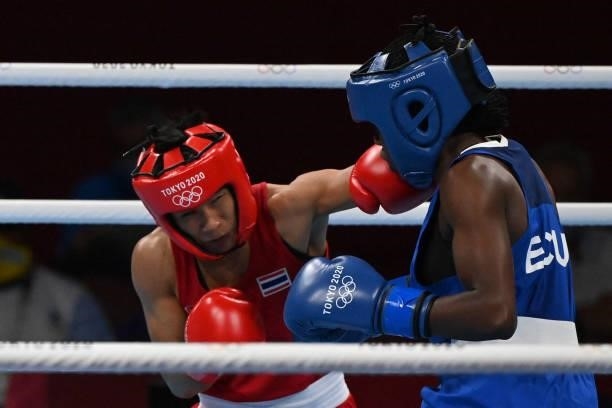 Thailand's Sudaporn Seesondee and Ecuador's Maria Jose Palacios Espinoza fight during their women's light preliminaries boxing match during the Tokyo...