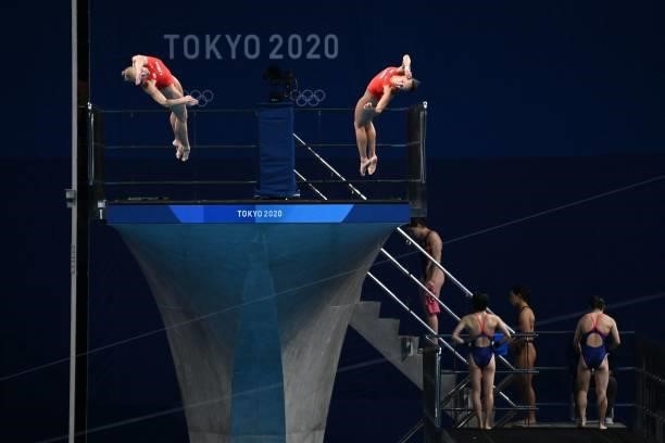 S Delaney Schnell and USA's Jessica Parratto compete in the women's synchronised 10m platform diving final event during the Tokyo 2020 Olympic Games...