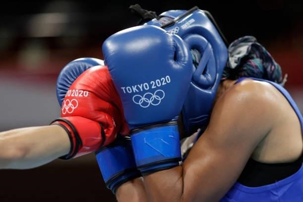 Chinese Taipei's Shih-Yi Wu and Sweden's Agnes Alexiusson fight during their women's light preliminaries boxing match during the Tokyo 2020 Olympic...